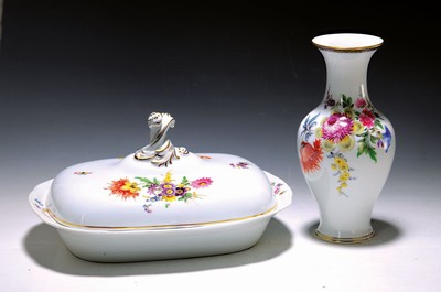 Vase und Deckelschüssel, Meissen, Vase um 1924-34, 1. Wahl, bunt bemalt mit großem Blumenbukett, Goldränder unten, oben mit kobaltblauem Rand mit ...