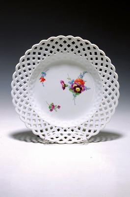 Teller, Meissen, Marcolinizeit, um 1800, Rand in Durchbrucharbeit, mittig bunte Blumenmalerei, D. ca. 23cm