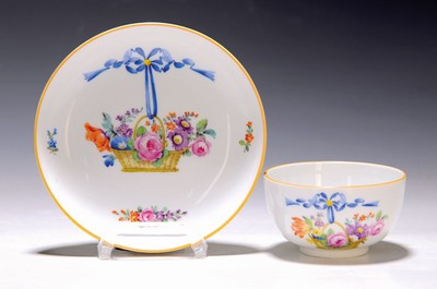 Tasse mit Untertasse, KPM Berlin, um 1900, beide Teile bunt bemalt mit Blumenkorb und blauer Schleife, H. ca. 4cm