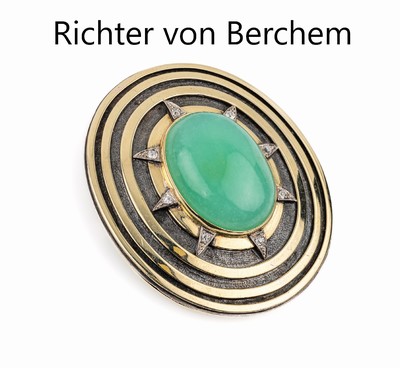 14 kt Gold RICHTER VON BERCHEM Chrysopras- Diamant-Brosche, GG 585/000 und Silber, großer ovaler Chrysoprascabochon ca. 58 ct, strahlenf. umgeben ...