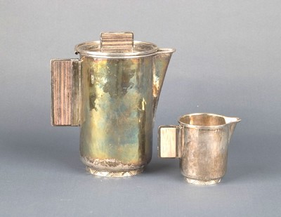 Art Deco Kanne und Sahnegießer, 800er Silber, deutsch, 1930er Jahre, schlichtes zeitloses Design, Hammerschlag, Griffe Holz, Kanne, H. ca. 16.5 cm, ...
