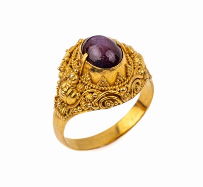 18 kt Gold Sternrubin-Ring, GG 750/000, ovalfacett. Sternrubin ca. 2.0 ct, hoher Ringkopf mit feinen Granulaten in Dreiecken, reich grav., RW 56, ...