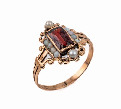 14 kt Gold Granat-Opal-Perl-Ring, deutsch um 1870, RG 585/000, mittig facett. Granat, Kerben/berieben, umgeben von kl. runden Opalcabochons und 2 ...