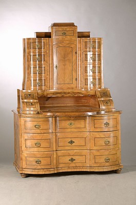 Secretaire à trois corps/Tabernakelsekretär, um 1780/90, Nußbaumfurnier auf Weichholzkorpus, dreifach geschweifter Korpus, drei Schubladen im ...