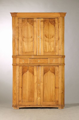 Biedermeier-Eckschrank, um 1830, Kirschbaum meist massiv, Unterteil u. Oberteil jeweils 2-türig, 3 Schubladen, auf Rahmen gearbeitet, ca. 198 x 118 ...