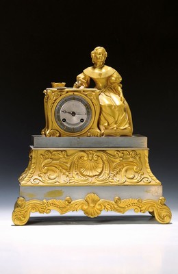 Pendule, Frankreich um 1850, verziertes Bronzegehäuse mit alter Feuervergoldung (ber.), versilbert abgesetzt, Bekrönung: Schreibende neben Uhr, ...