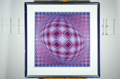 Viktor Vasarely, 1908-1997, Farbserigraphie, num. 219/275, handsign., ca. 66x66cm, PP, u.Gl., R. ca. 90x90cm, Rahmen besch.