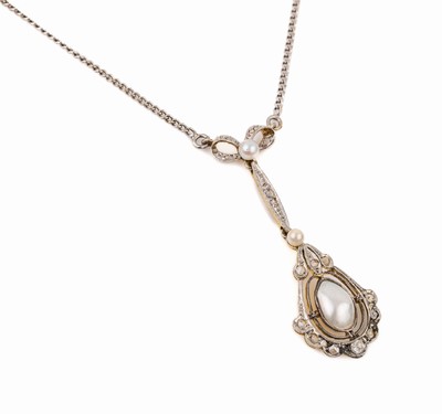 18 kt Gold Perl-Diamant-Jugendstilcollier, WG/GG 750/000, Abhängung mit reichem Diamantrosen, Millegriffverz., rs. GG, L. ca. 45 cm, ...