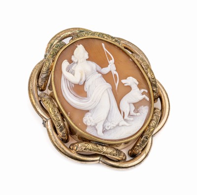 Muschelkamee Brosche, Silber verg., deutschum 1870/80, Darstellung der Diana/Selene, im glatten Rahmen, Umrandung grav., stärkere Tragespuren, ...