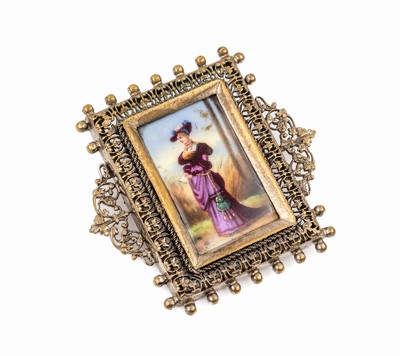 Brosche mit Porzellanmalerei, deutsch um 1870, Metall verg., Darstellung einer jungen Damedes Historismus, im glatten Rahmen, florale Umrandung mit ...