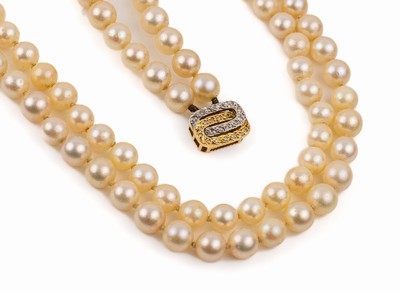 2-rhg. Akoyazuchtperl-Collier, cremefarb. Zuchtperlen, D. ca. 6.5-7.5 mm, WG/GG 750/000 Schließe mit kl. 8/8-Diamanten, Schließe in sich ...