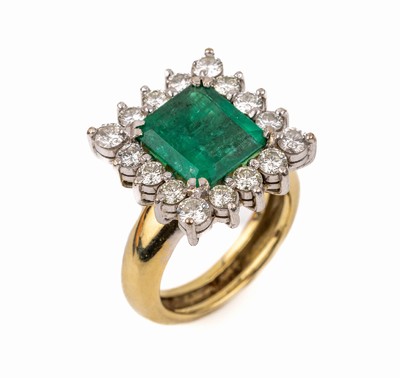 18 kt Gold Smaragd-Diamant-Ring, GG/WG 750/000, facett. Smaragd ca. 4.20 ct, umgeben von 16 Brillanten zus. ca. 1.50 ct Weiß-l.get.Weiß/si, RW 53, ...