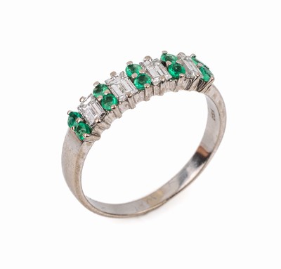 18 kt Gold Smaragd-Diamant-Ring, WG 750/000, 10 rundfacett. Smaragde zus. ca. 0.10ct, z.T mit Kerben, 4 Diamantbaguettes zus. ca. 0.70 ct feines ...