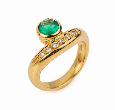 18 kt Gold Smaragd-Diamant-Ring, GG 750/000, rundfacett. Smaragd ca. 0.80 ct, 7 Diamanten zus. ca 0.15 ct feines Weiß/vs, RW 52, ca. 8.9 g