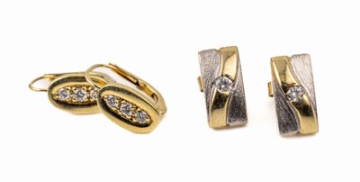 Konvolut 2 Paar 14 kt Gold Diamant-Ohrstecker, 1 x GG/WG 585/000, mit je einem kl. Diamanten, ca. 3.3 g; 1 x GG 585/000 mit je 3 kl. Diamanten, ca. ...