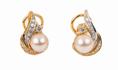 14 kt Gold Zuchtperl-Diamant-Ohrstecker, GG/WG 585/000, Zuchtperle, D. ca. 7 mm, je 1 Diamant und je 10 8/8-Diamanten zus. ca. 0.20 ct feines ...