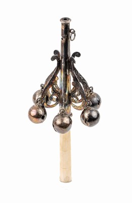 Kinderrassel, England um 1900, Silber, Griff Bein, Glöckchenabhängungen, 1 Glocke fehlt, L. ca. 14 cm