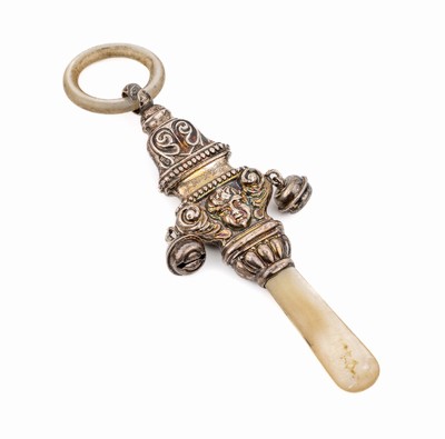 Kinderrassel, England um 1900, Silber, Stiel und Beißring Perlmutt, Glöckchen als Abhängung, Puttenkopf, floral grav., L. ca. 12.5 cm, Öse min. ...