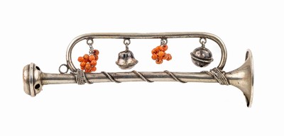 Kinderrassel, deutsch um 1900, 800er Silber, Trompete mit Kordel Verzierung, Glöckchen und Korallen Abhängung, L. ca. 12.5 cm, Meistermarke ...