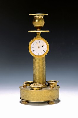 Kerzenleuchter mit Spindeluhr und integrierten Tintenzeug, um 1860, verzierte Bronze, auf Füßen stehend, runder Sockel mit 2 Tintenbehälter ...