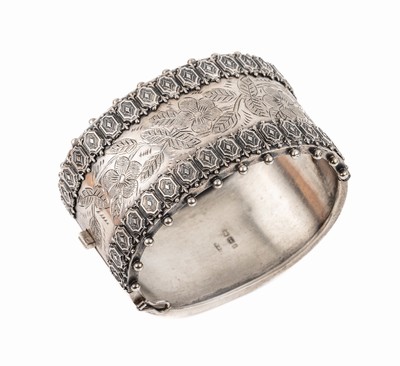 Armreif, Birmingham um 1900, Silber, floralgrav., Enden mit Granulate, 6.0 x 4.5 cm, Kastenschloss mit Sicherheitsacht, ca. 49.2 g