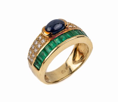 14 kt Gold Saphir-Smaragd-Diamant-Ring, GG 585/000, 1 ovaler Saphircabochon ca. 1.10 ct, 20 Diamanten zus. ca. 0.20 ct feines Weiß -Weiß/vs-si, 13 ...