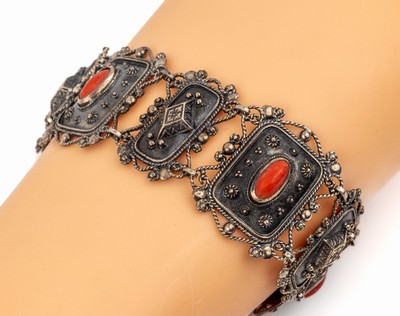 Jugendstil Korallen Armband, um 1900/10, 835er Silber, 4 ovale Korallencabochons, Granulatbesatz, L. ca. 17 cm, Kastenschloss mit ...