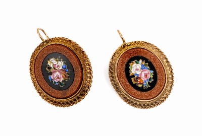 Paar Ohrgehänge mit Pietra-Dura Einlage, um 1890/1910, Silber verg., Darstellung eines Blumenstrauß, Goldfluss Umrandung auf Onyxplatte ...