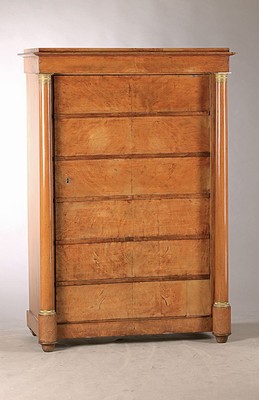 Biedermeier-Blenderschrank/Chiffoniere, um 1820, Nußbaumfurnier, kräftige Vollsäulen mit feuervergoldeten Kapitellen, Tür mit orig. ...