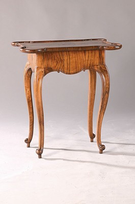 Spieltisch/ kleiner Barocktisch, um 1760, Nußbaumfurnier, Beine massiv geschwungen und geschnitzt, Tischplatte als Spielfläche, ca. 73 x 67 x 52 ...