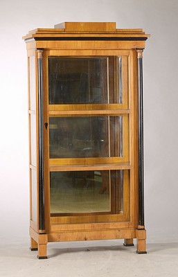 Biedermeier Vitrine, um 1900, Kirschbaumfurnier, dreiseitig verglast, Front flankiert von ebonisierten Vollsäulen, orig. Schloss und Schlüssel, ...