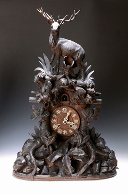 Große Kuckucksuhr mit aufwendigem Werk, Schwarzwald um 1880, geschnitzte Front, Sockel dreiseitig mit stilisiertem Gestein, Holzgehäuse diagonal ...