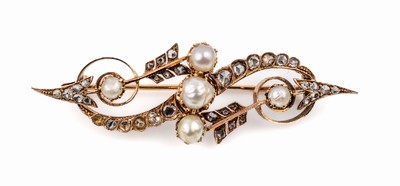 14 kt Gold Perl-Diamant-Brosche, um 1870/80, RG 585/000, asymm., 5 weiße barocke Orientperlen, D. ca. 3.9 5.7 mm, 36 Diamantrosen zus. ca. 1.10 ct, ...
