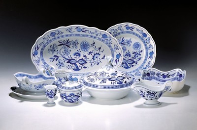 Umfangreiches Tafelservice, Hutschenreuther, 20. Jh., Zwiebelmuster, Porzellan, für 6 Personen, 6 Speiseteller, 6 Suppenteller, 6 Dessertteller, ...
