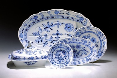 Tafelservice, Ernst Teichert in Meißen, 20. Jh., Zwiebelmuster, 9 Suppenteller, 9 Vorspeiseteller( 1x best.), 12 Menueteller, 3 Dessertteller, ein ...