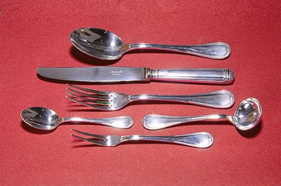 Tafelbesteck Christofle, Malmaison, 79 Teile, versilbert, 8 große Messer, 8 große Gabeln, 8 Suppenlöffel, 8 Vorspeisegabeln, 5 Dessertmesser, 6 ...