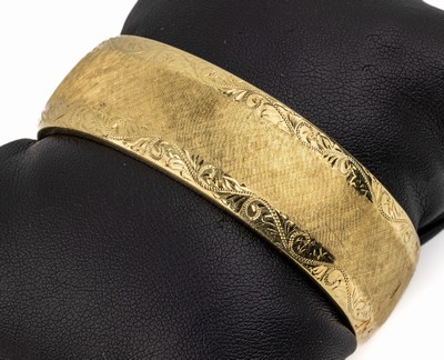 14 kt Gold Armreif, gefüllt, GG 585/000, florale Gestaltung, strukt. und sat., Breite ca. 2 cm, D. ca. 6 x 5.5 cm, ca. 59.0 g