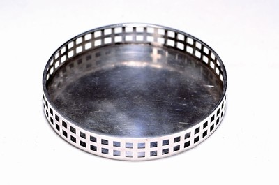 Flaschenuntersetzer, Entwurf Josef Hoffmann/Koloman Moser, Wien von 1905, Silber, doppelreihiger quadratischer Dekor in Durchbrucharbeit, D. ca. 10.5 ...