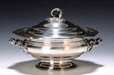 Deckelschüssel, deutsch, um 1900, 800er Silber, gebauchte Form, zwei Henkel, Gefäß mit fünfpassigem profiliertem Abschluß, innen vergoldet, ...