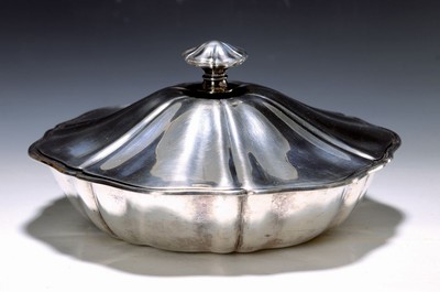 Deckelschüssel, deutsch, um 1900, Gebr. Kühn Schwäbisch Gmünd, 800er Silber, sechspassige Form, profilierter Rand, ca. 820 g, H. ca. 14 cm, B. ...