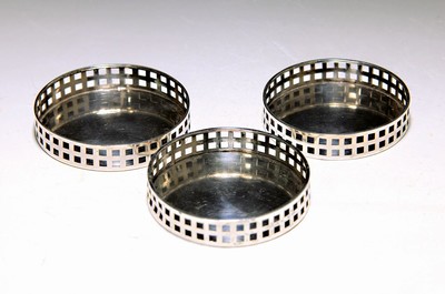 Drei Gläseruntersetzer, Wiener Werstätte, Entwurf Koloman Moser/Josef Hoffmann vor 1905, Silber, doppelreihiger quadratischer Dekor in ...