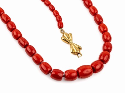 Collier aus Korallen, Schließe GG 750/000, schleifenförmig, Korallentönnchen von guter Farbe verlaufend, L. ca. 7.3 - 12.2 mm, L. ca. 72 cm, ...