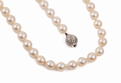 Akoya-Zuchtperlencollier mit 14 kt Gold Diamant-Schließe, WG 585/000, satiniert, 8/8-Diamanten zus. ca. 0.20 ct Weiß/vs-si, ca.174 Perlen mit ...