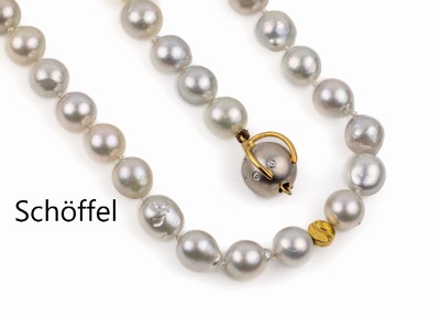 SCHÖFFEL Zuchtperlencollier, 18 kt Gold Schließe, GG/WG 750/000, Zwischenmontur in Form eines Elefanten, Schließe mit Brillanten zus. ca. 0.12 ct ...