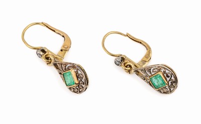 Paar 14 kt Gold Smaragd-Diamant-Ohrgehänge, GG/WG 585/000, 1930er Jahre, 2 Smaragd -Carrees zus. ca. 0.30 ct, 2 8/8-Diamanten zus. ca. 0.04 ct ...
