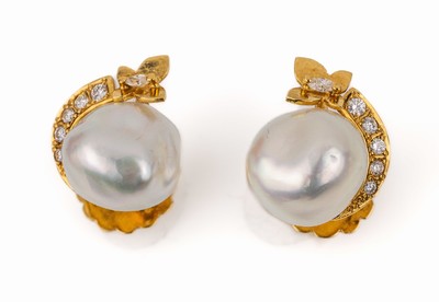 Paar 18 kt Gold Perl-Diamant-Ohrstecker, GG 750/000, 2 barocke Südseeperlen D ca. 11.7 mm, 10 Brillanten und 2 Diamant-Navettes zus. ca. 0.35 ct ...