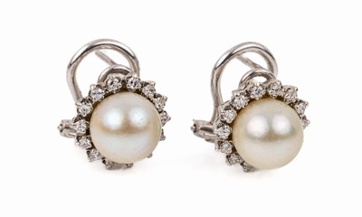 Paar 18 kt Gold Perl-Brillant-Ohrstecker, WG 750/000, 2 weiße Zuchtperlen D ca. 8.3 mm, 28 Brillanten zus. ca. 0.30 ct Weiß/vs-si, total ca. 7.7 g
