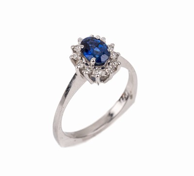 18 kt Gold Saphir-Diamant-Ring, WG 750/000, ovalfacett. Saphir ca. 0.60 ct, 12 8/8- Diamanten zus. ca. 0.12 ct Weiß/si, total ca. 3.5 g, RW 54