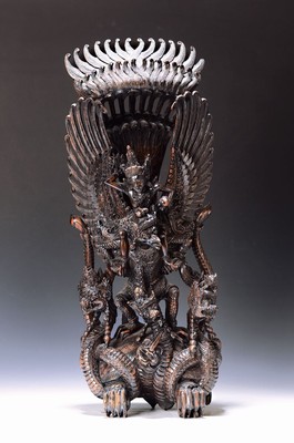 Große Skulptur des Geruda, Bali, 20. Jh., Geruda mit Vishnu auf den Schultern auf Schildkröte mit den drei Schlangen, feine und detailreiche ...