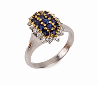 18 kt Gold Saphir-Brillant-Ring, GG/WG 750/000, rundfacett. Saphire zus. ca. 0.60 ct, 16 Brillanten zus. ca. 0.80 ct feines Weiß-Weiß/lr-si, total ...